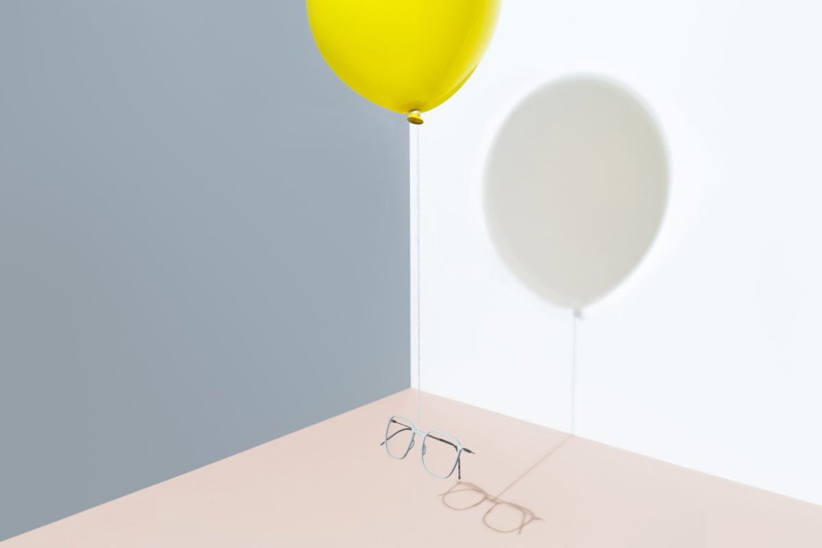 Brillenmarke Annu - Demnostration, wie leicht Brille ist, mit Luftballoon