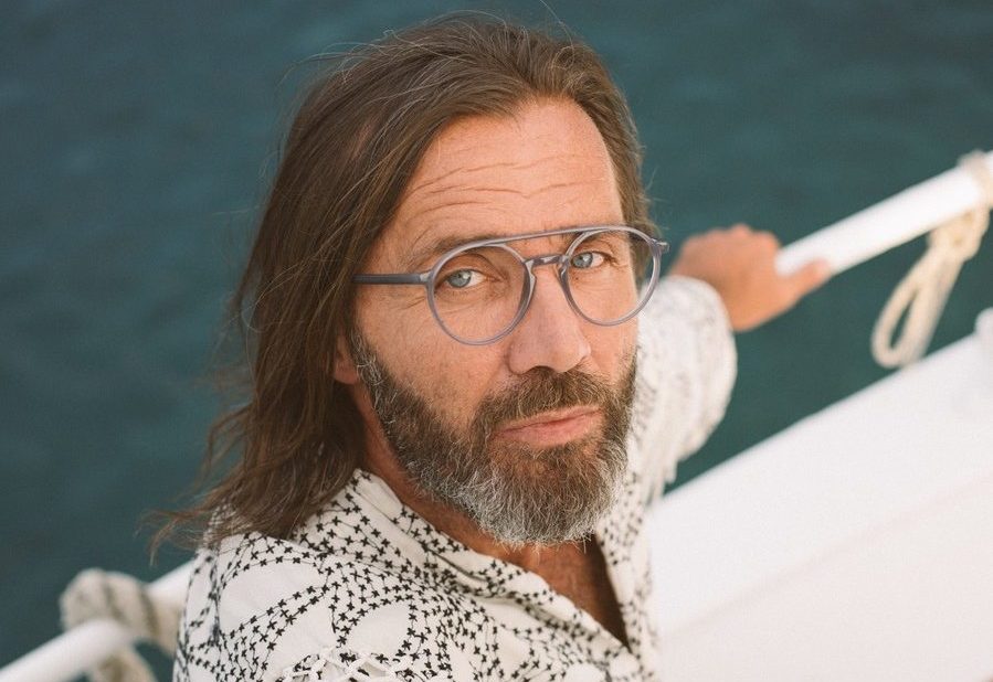 Brillenmarke Andy Wolf - Älterer Mann mit Bart und Brille