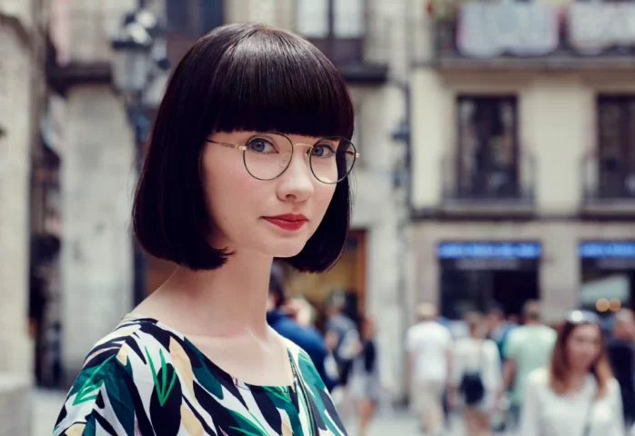 Brillenmarke Etnia Barcelona - Frau mit Brille und dunklen Haaren
