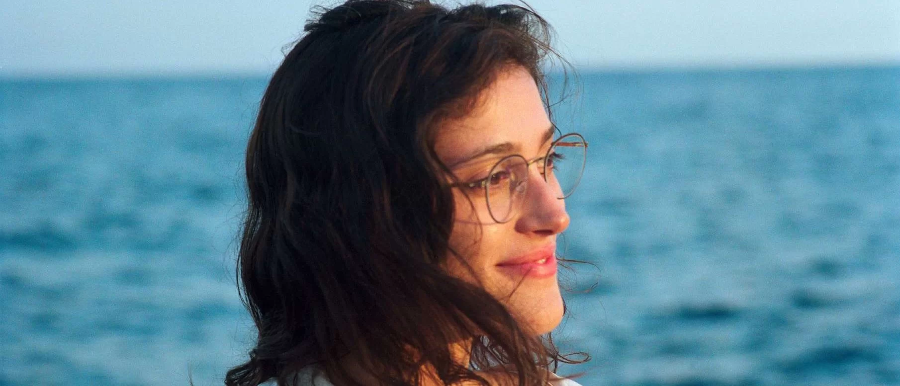 Brillenmarke Mykita - Frau mit runder Brille vor Meer