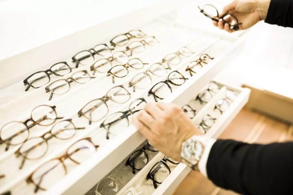 Optiker Graz - Brillenregal mit Brillenfassungen bei Sattler Graz