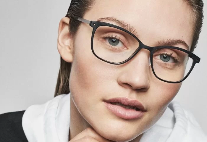 Brillenmarke Orgreen - Frau mit eckiger Brille