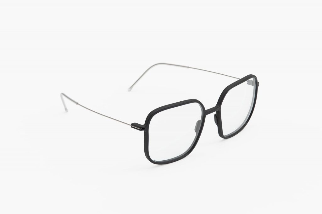 Annu Brille - Modell Square in Schwarz - Ansicht seitlich