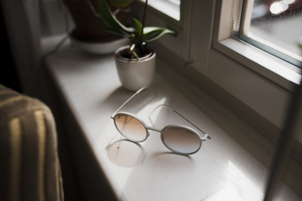 Brillenmarke Annu - Runde Brille auf Fensterbank