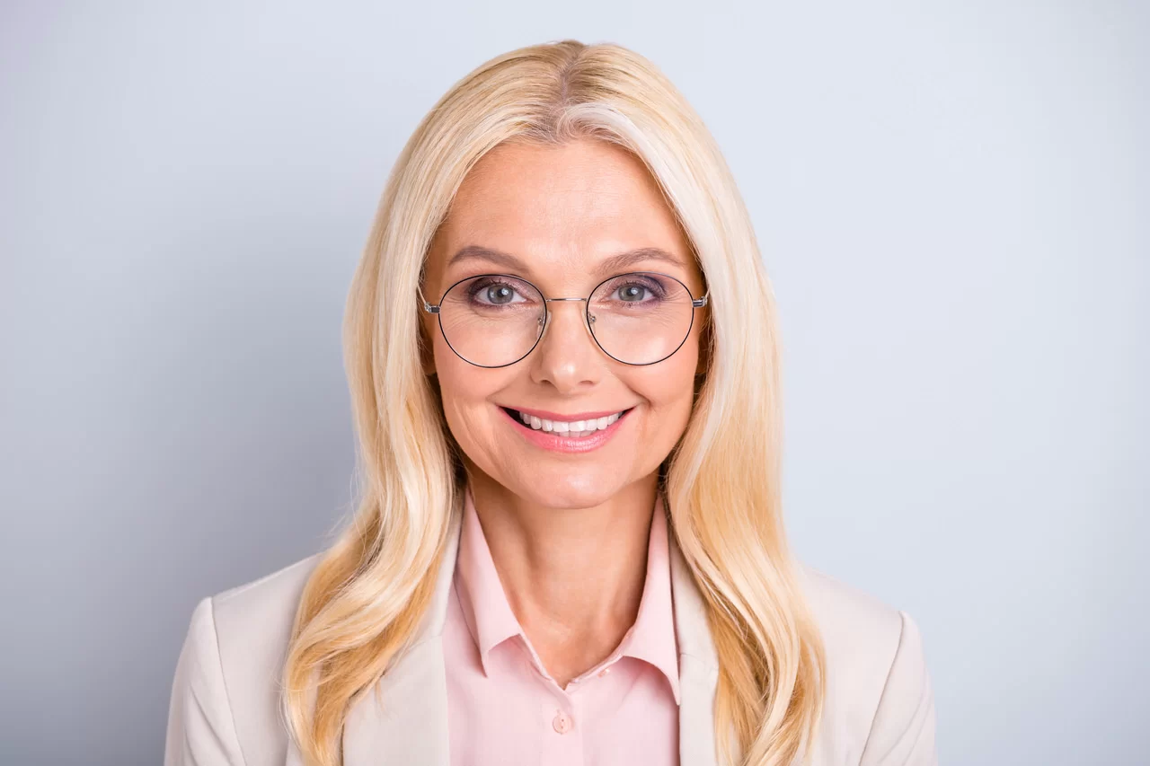 Gleitsichtbrillen bei Sattler Optik - Blonde Frau mit Brille