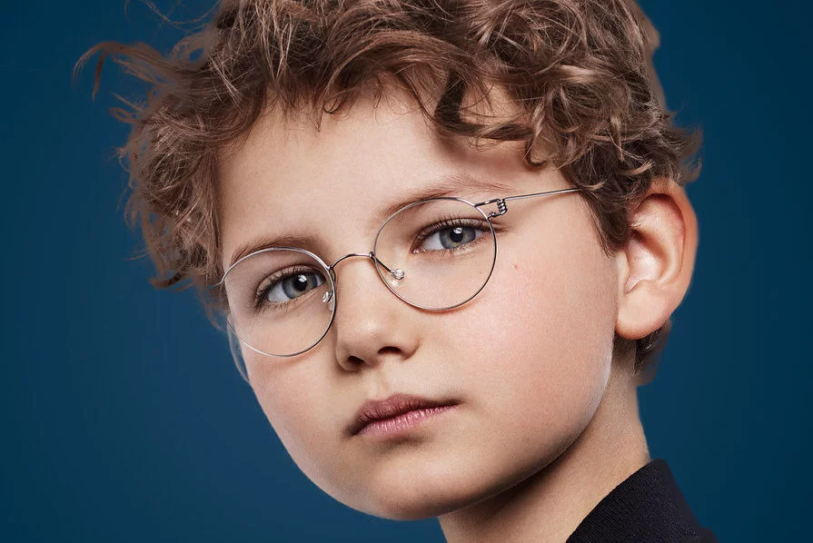 Kinderbrillen - Lockiger Junge mit Brille