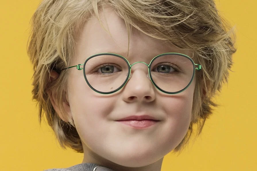 Kinderbrillen - Portrait eines Jungen mit cooler Brille