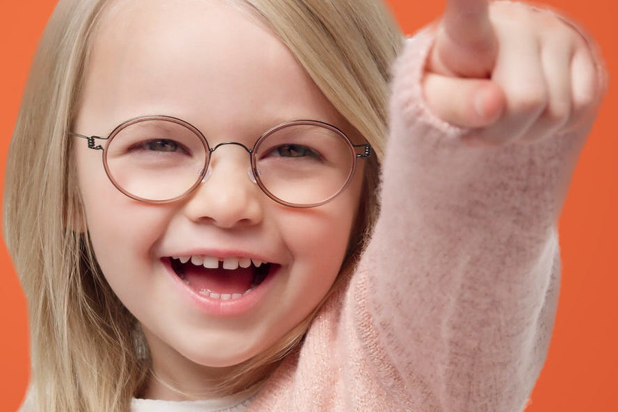 Kinderbrillen - Blondes Mädchen mit runder Brille