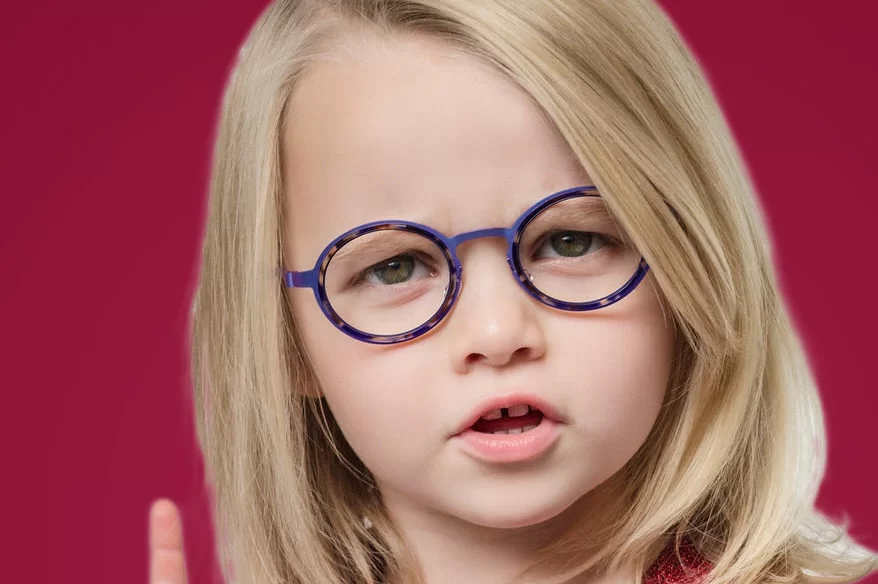 Kinderbrillen - Blondes Mädchen mit bunter Brille