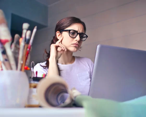 Arbeitsplatzbrille - Frau trägt Arbeitsplatzbrille vor PC