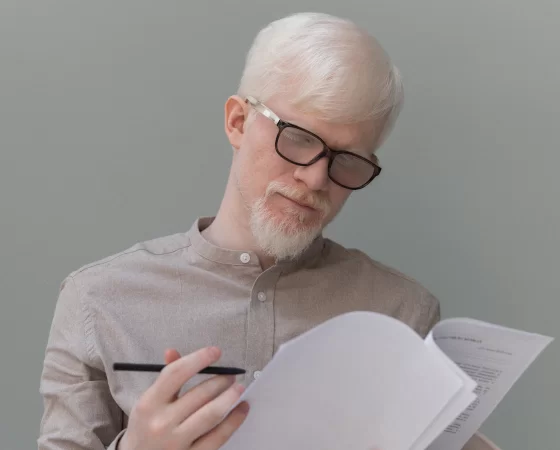 Arbeitsplatzbrille - Mann trägt Arbeitsplatzbrille und liest Papier 2