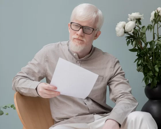 Arbeitsplatzbrille - Mann trägt Arbeitsplatzbrille und liest Papier