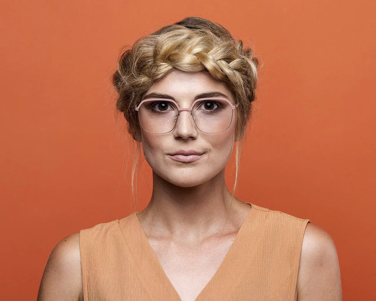 Brille - Frau mit großer, eckiger Brille, Portrait