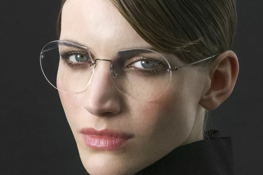 Brillenmarke Lindberg 09 - Frau mit Brille