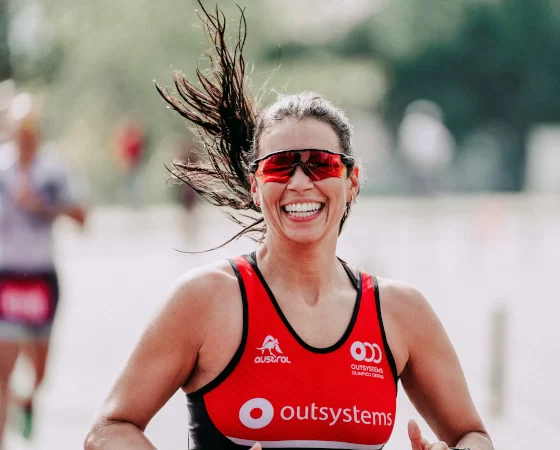 Sportbrille - Frau beim Laufen, lächelt