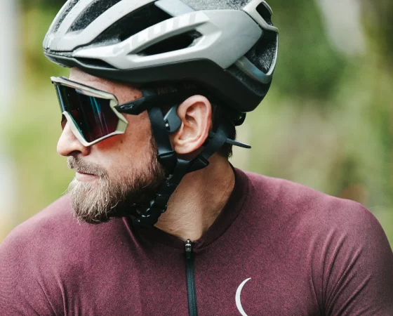 Sportbrille - Mann mit Bart und Fahrradhelm beim Biken