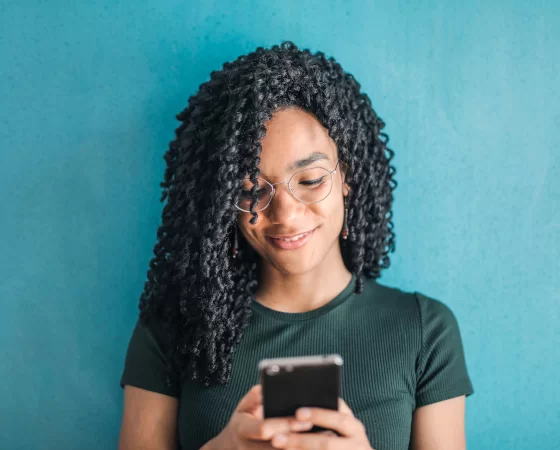 Relaxbrille - Fernbrille mit nahunterstützenden Active-Gläsern, Frau mit Smartphone und Locken