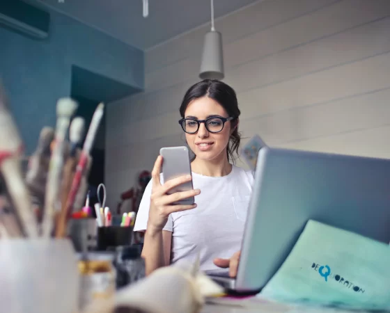 Relaxbrille - Fernbrille mit nahunterstützenden Active-Gläsern, Frau mit Smartphone