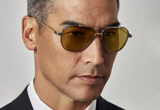 Brillenmarke Dita Eyewear - Mann mit getönter Sonnenbrille und kurzen grauen Haaren