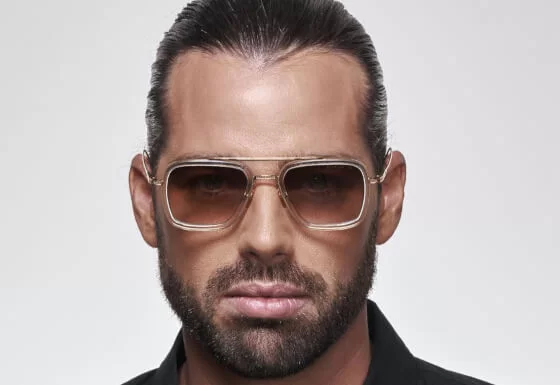 Brillenmarke Dita Eyewear - Mann mit Bart und getönter Sonnenbrille mit durchsichtigem Rahmen