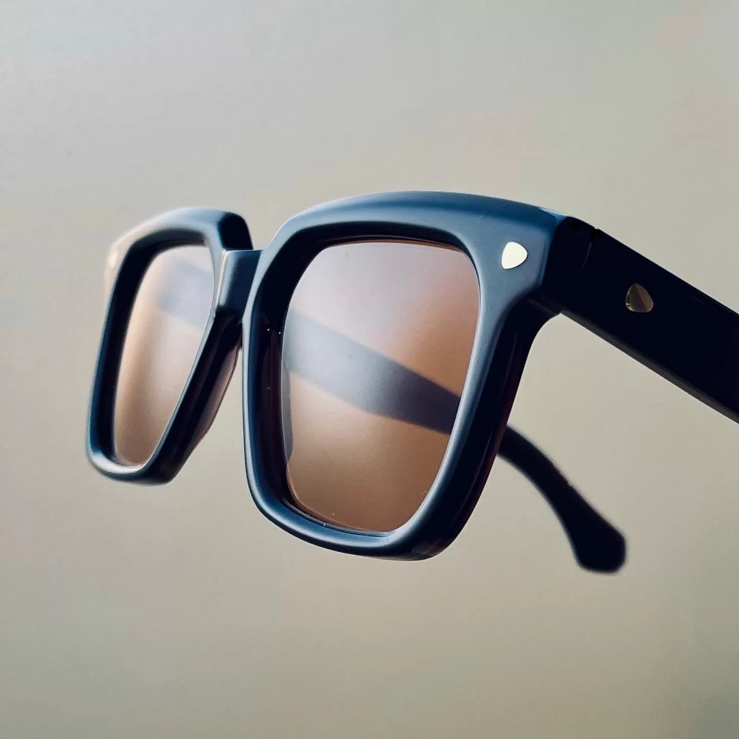 Brillenmarke Hug - Schwarze Sonnenbrille Nahaufnahme