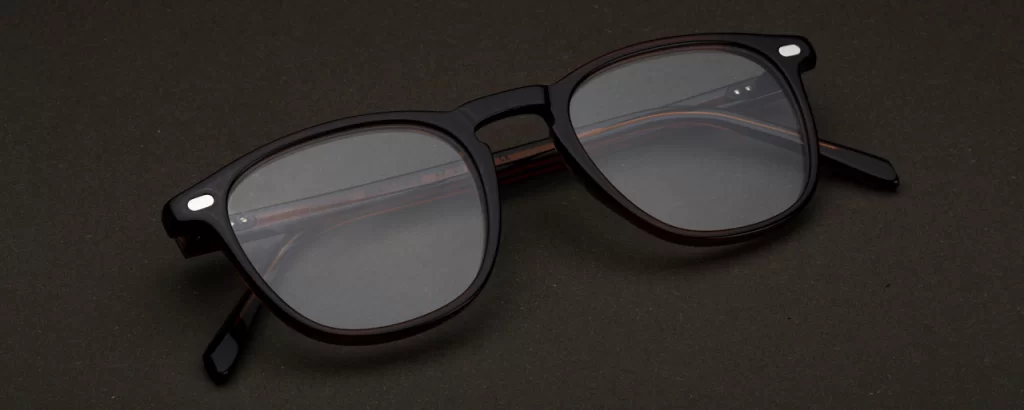 Lazare Studios Brille - Dillinger Back To Black Clear Nahaufnahme